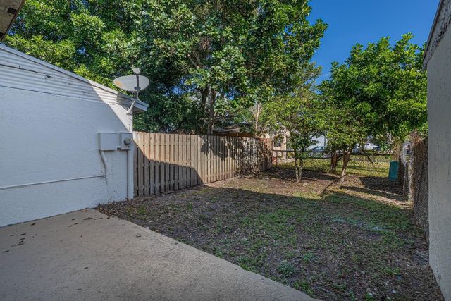 7903 SW 9th Street, North Lauderdale, FL 33068