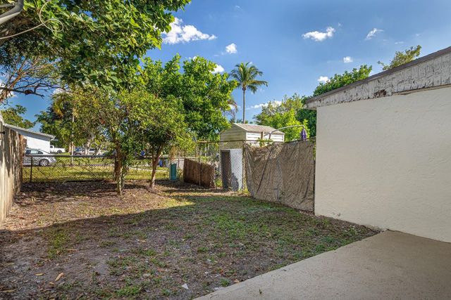 7903 SW 9th Street, North Lauderdale, FL 33068