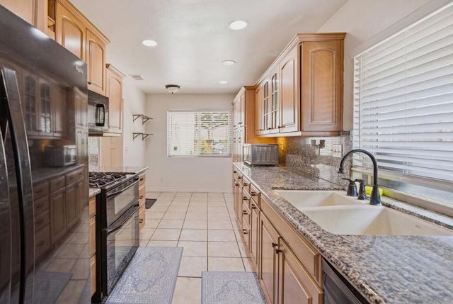 1853 Cathedral Gln, Escondido, CA 92029