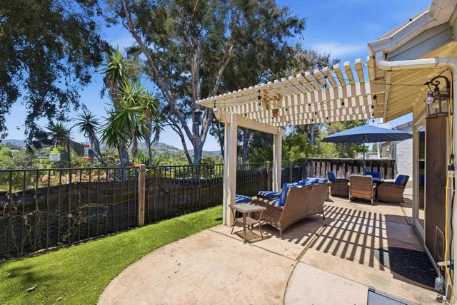 1853 Cathedral Gln, Escondido, CA 92029