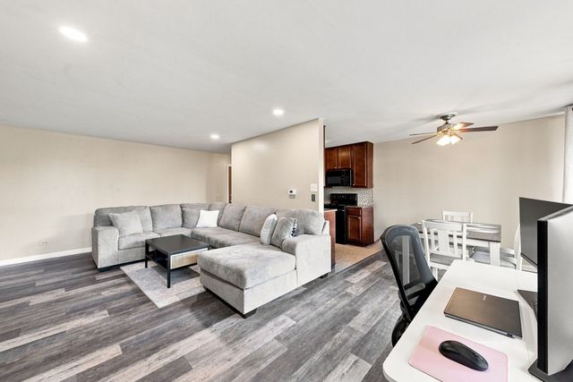 5950 Oakwood Drive 1C, Lisle, IL 60532