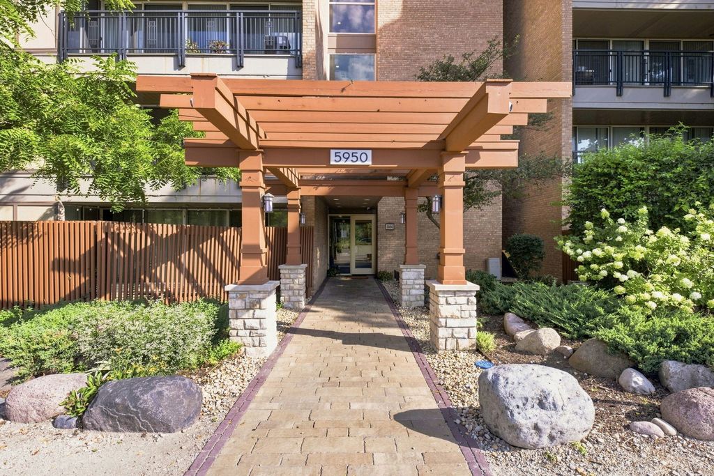 5950 Oakwood Drive 1C, Lisle, IL 60532