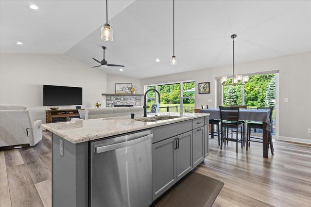 9154 Creekside CIRCLE, Pleasant Prairie, WI 53158