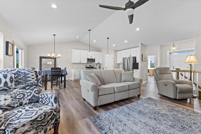 9154 Creekside CIRCLE, Pleasant Prairie, WI 53158