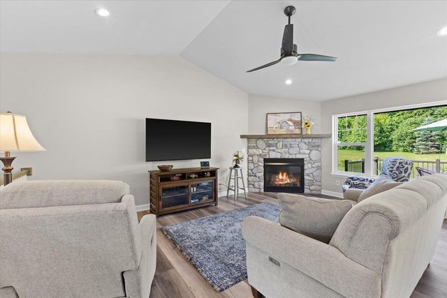 9154 Creekside CIRCLE, Pleasant Prairie, WI 53158