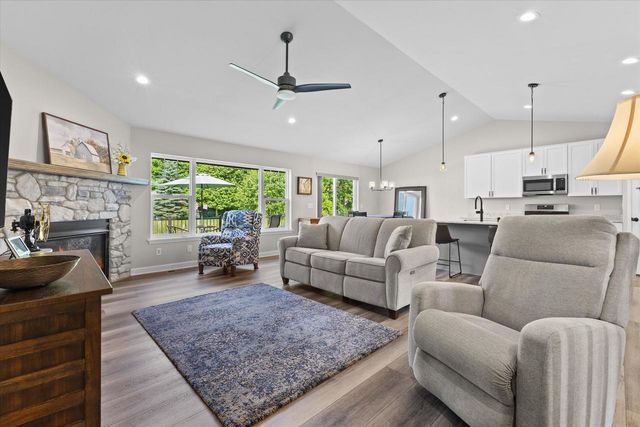9154 Creekside CIRCLE, Pleasant Prairie, WI 53158
