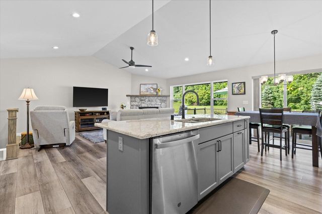 9154 Creekside CIRCLE, Pleasant Prairie, WI 53158