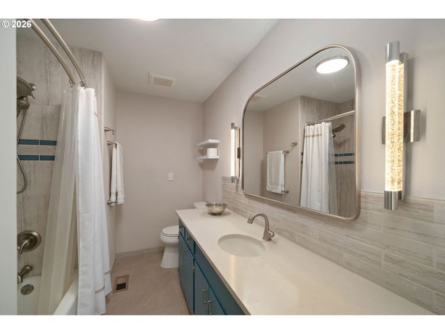 12115 Ne FREMONT St, Portland, OR 97220