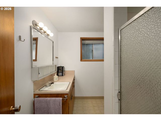 12115 Ne FREMONT St, Portland, OR 97220