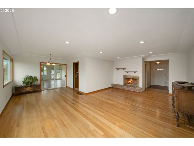 12115 Ne FREMONT St, Portland, OR 97220