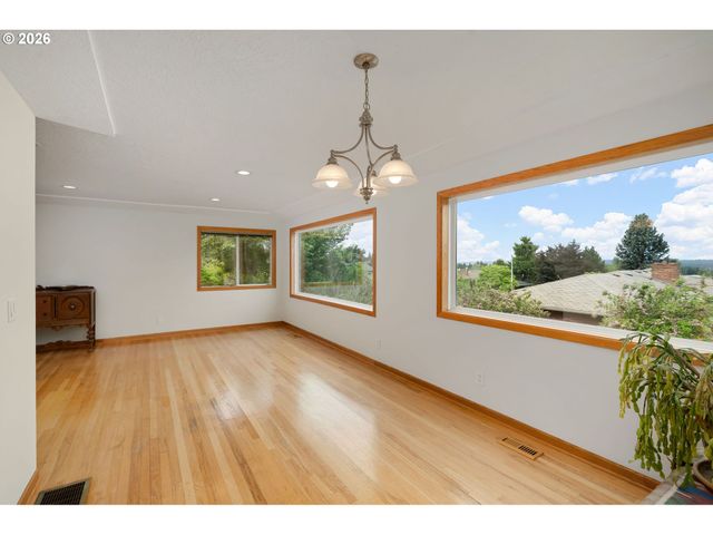 12115 Ne FREMONT St, Portland, OR 97220