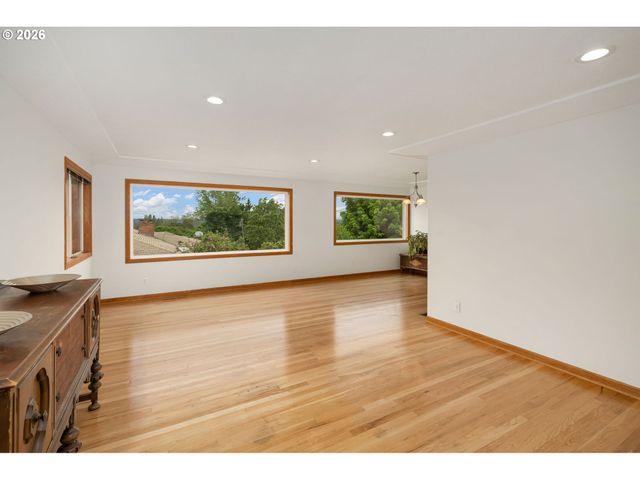 12115 Ne FREMONT St, Portland, OR 97220