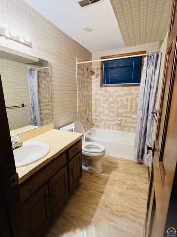 3330 SW Dukeries RD, Topeka, KS 66614