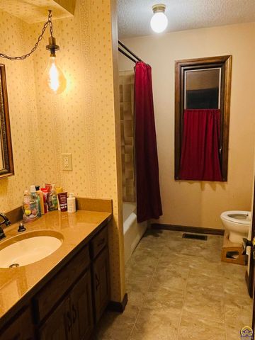 3330 SW Dukeries RD, Topeka, KS 66614