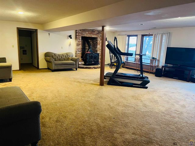 3330 SW Dukeries RD, Topeka, KS 66614