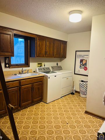 3330 SW Dukeries RD, Topeka, KS 66614