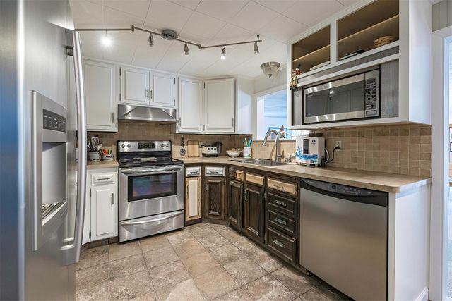 6715 W LAKE Road, Fairview, PA 16415