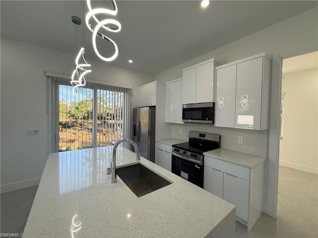 207 W 15th ST, Lehigh Acres, FL 33972