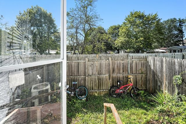 110 Lamplighter Ln C, Springfield, MA 01119