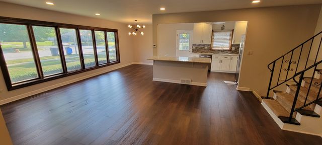 608 Trent Lane, Schaumburg, IL 60193
