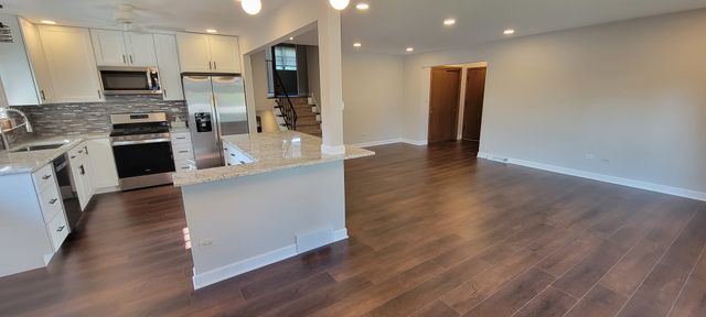 608 Trent Lane, Schaumburg, IL 60193