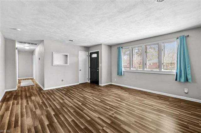 244 Kalmar DR, Chesapeake, VA 23320