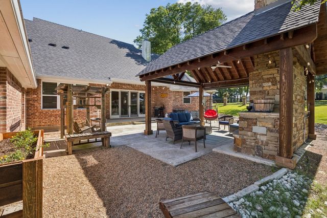 101 Beacon Court, Mabank, TX 75143