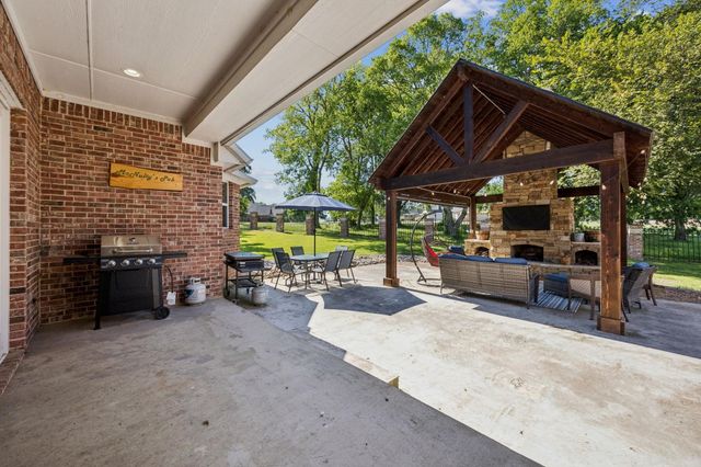 101 Beacon Court, Mabank, TX 75143
