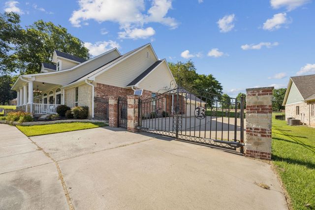 101 Beacon Court, Mabank, TX 75143