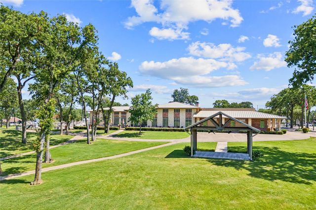 101 Beacon Court, Mabank, TX 75143
