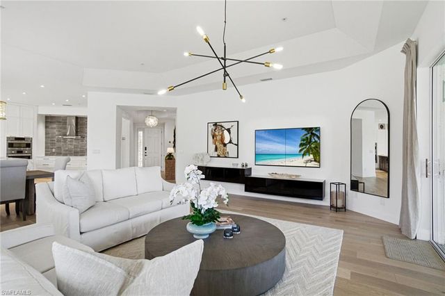 1835 Les Chateaux BLVD 204, Naples, FL 34109