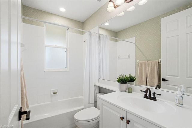 1835 Les Chateaux BLVD 204, Naples, FL 34109