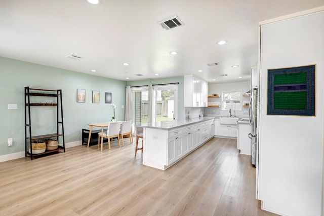 4536 Sunburst Street, Bellaire, TX 77401