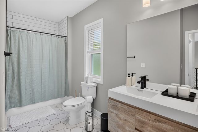 7598 Woodland Avenue, Hudson, OH 44236