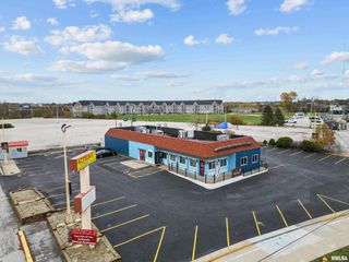 2400 SPRUCE HILLS Drive, Bettendorf, IA 52722