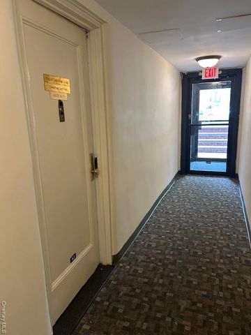 15 Canterbury Road A3, Great Neck, NY 11021