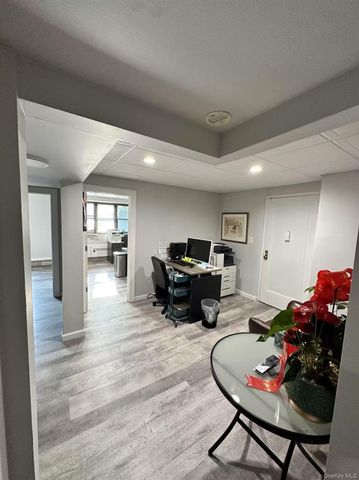 15 Canterbury Road A3, Great Neck, NY 11021