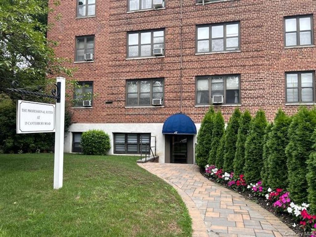 15 Canterbury Road A3, Great Neck, NY 11021