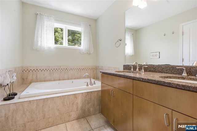 1005 Whitney Lane, Allendale, NJ 07401
