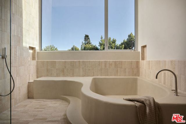 8164 Waring Avenue, Los Angeles, CA 90046