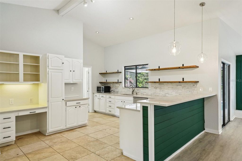 Image 11 of property listing at 3109 LAKE VALENCIA LN E, Palm Harbor, FL 34684