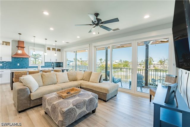 189 Curlew ST, Fort Myers Beach, FL 33931