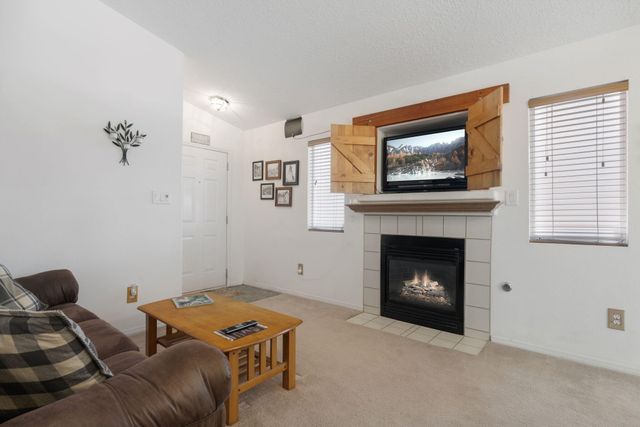 6004 Cyonus Avenue NW, Albuquerque, NM 87114