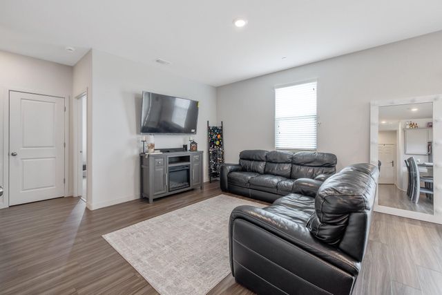 920 Maricopa Street, Tulare, CA 93274