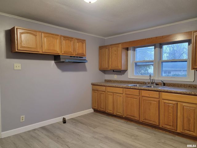 904 W LINDEN Street, Carbondale, IL 62901