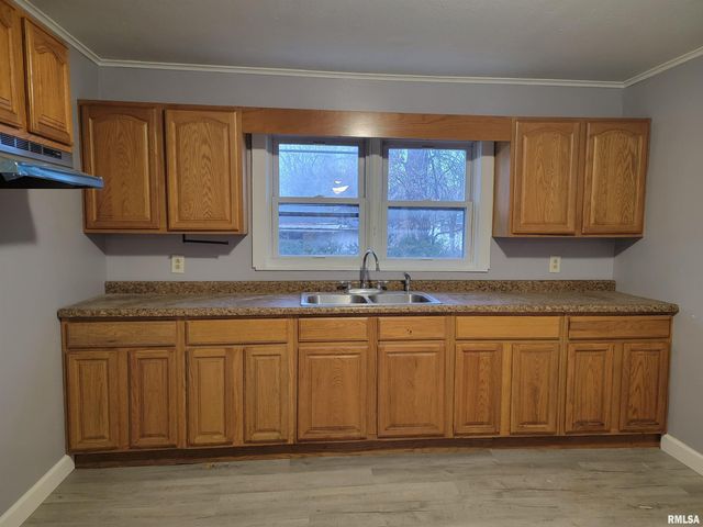 904 W LINDEN Street, Carbondale, IL 62901