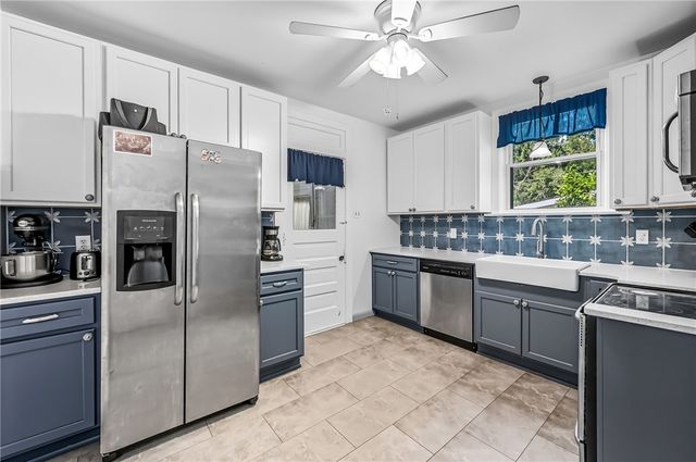 71 Lyle Dr, Hermitage, PA 16148