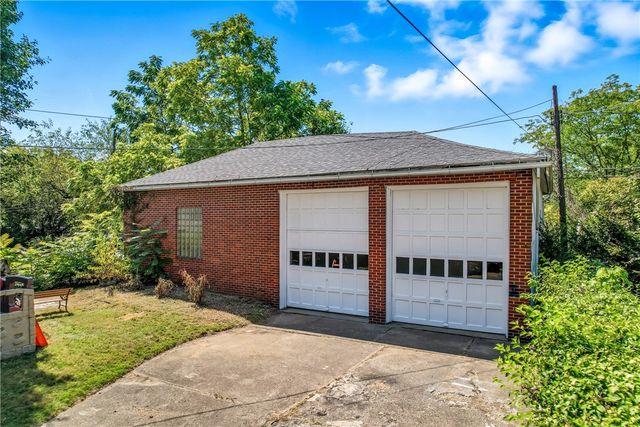 71 Lyle Dr, Hermitage, PA 16148