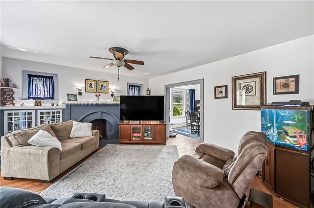 71 Lyle Dr, Hermitage, PA 16148