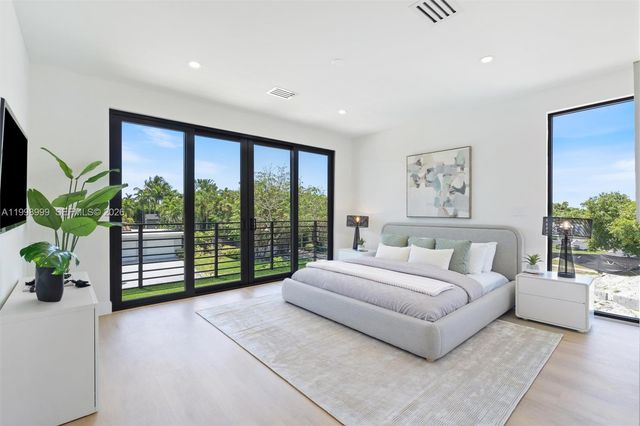 2431 NE 18th St, Fort Lauderdale, FL 33305